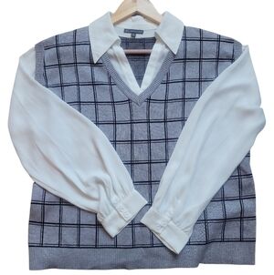 Adrianna Papell V-Neck Sweater in Gray and White